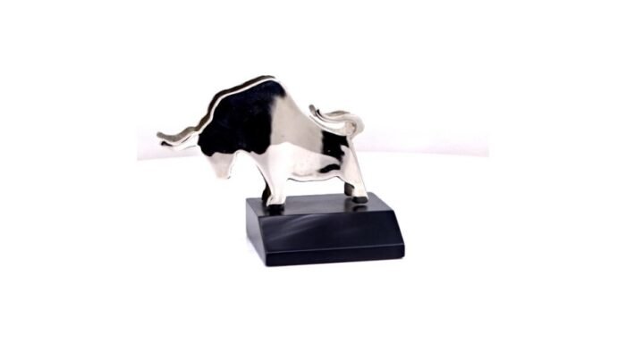 Bull Market Desk Trophy – Symbol of Strength and Success