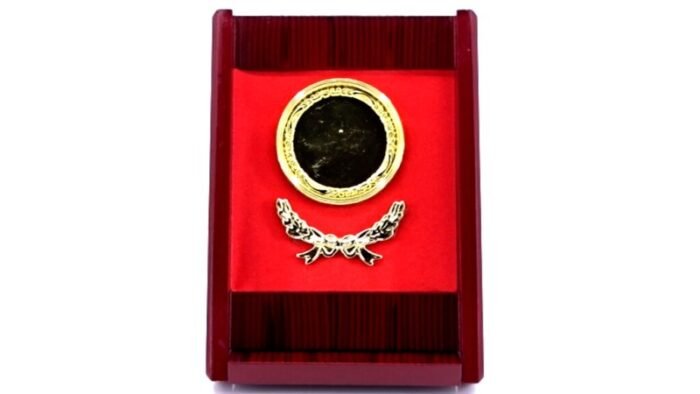 Compact Laurel Plaque – Elegant Desk & Recognition Award