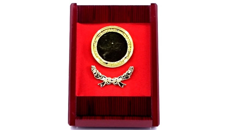 Compact Laurel Plaque – Elegant Desk & Recognition Award