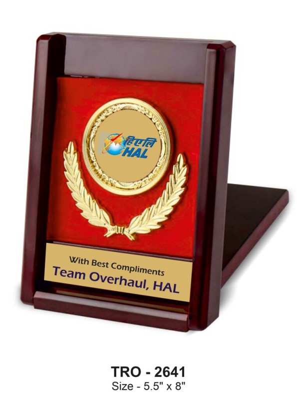 Compact Laurel Plaque – Elegant Desk & Recognition Award