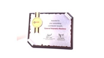 Wavy Edge Plaque with Medallion – Elegant...