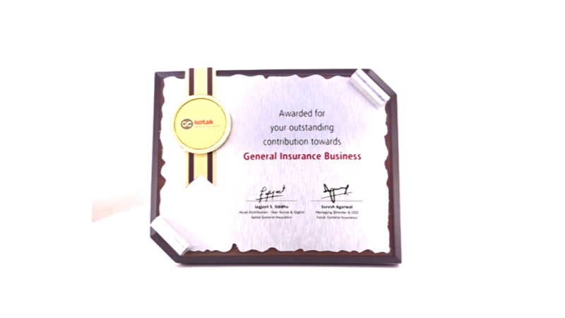 Wavy Edge Plaque with Medallion – Elegant Anniversary & Team Recognition Award